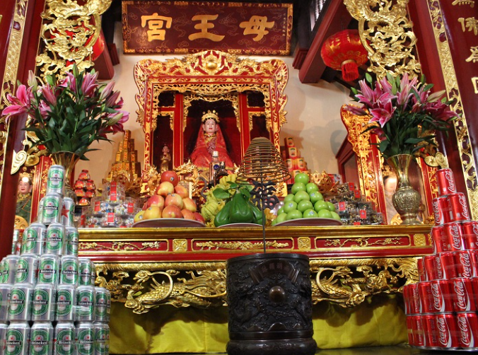 bàn thờ Cô Tư Tây Hồ